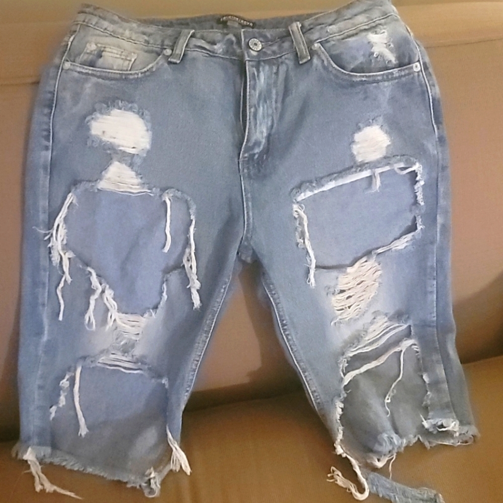 Fashionable distressed bermuda shorts